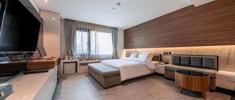 Chambre Prestige, 1 trĂšs grand lit | Coffre-fort, bureau, rideaux dâobscurcissement, systĂšme dâinsonorisation