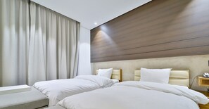 Premium Room, 1 King Bed | In-room safe, desk, blackout curtains, soundproofing - Golden Hotel Incheon (Incheon)