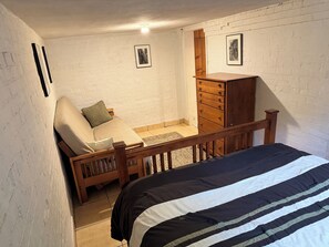 1 dormitorio, tabla de planchar con plancha, wifi gratis y ropa de cama