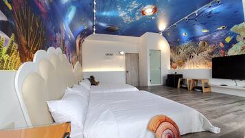 Neljän hengen signature-huone | Yksilöllisesti sisustettu, yksilöllisesti kalustettu, pimennysverhot