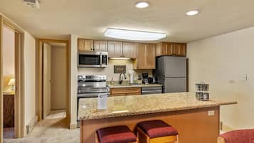 Fridge, microwave, oven, coffee/tea maker