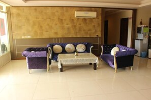 Lobby sitting area - Travel Hero B&B (Nangan)
