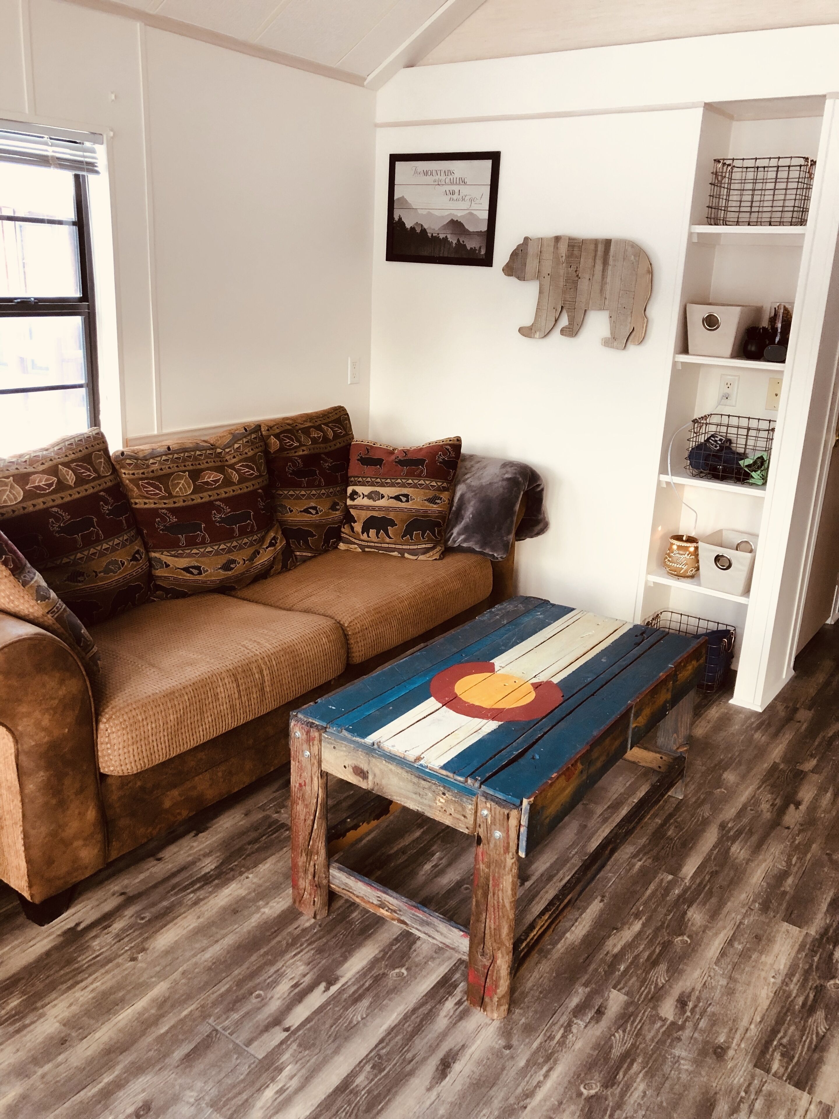 Een smart-tv, een open haard en een tafeltennistafel