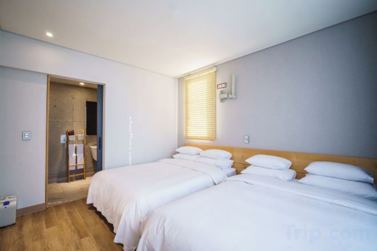 1 dormitorio, edredones de plumas, caja fuerte y escritorio