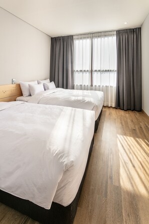 1 habitación, cubrecamas y caja de seguridad en la habitación 