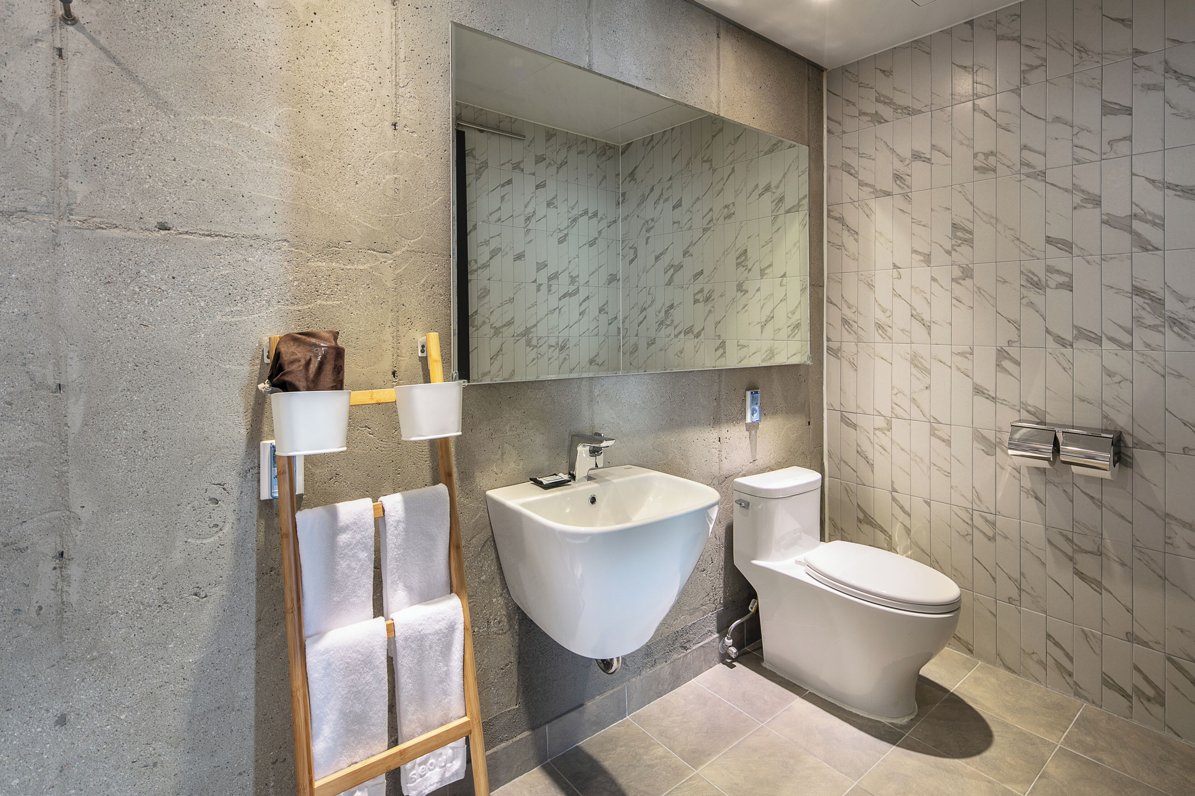 Shower, rainfall showerhead, free toiletries, hair dryer