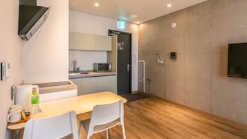 One - Bedroom Suite | 専用キッチン | 冷蔵庫、電子レンジ、コンロ、コーヒー / ティーメーカー