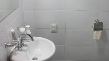 Talo | Kylpyhuone | Suihku, hiustenkuivaaja, pyyhkeet, saippua