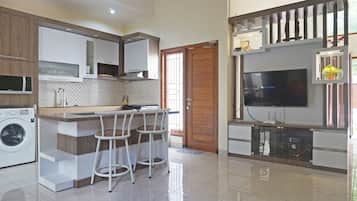 House, 2 Bedrooms | Private kitchenette | Fridge, microwave, stovetop, cookware/dishes/utensils