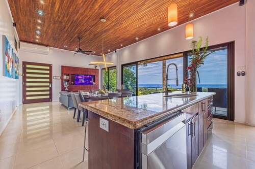 New!!-All Suite House & Killer Views. On-site Staff-Gated Community-Paved Road