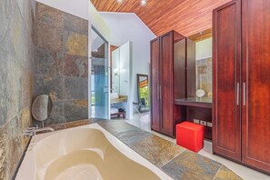 Badewanne, Haartrockner, Handtücher, Seife