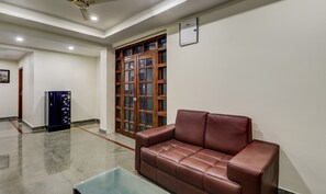 Lobby sitting area - Itsy Hotels Kozy Rooms (Bengaluru)