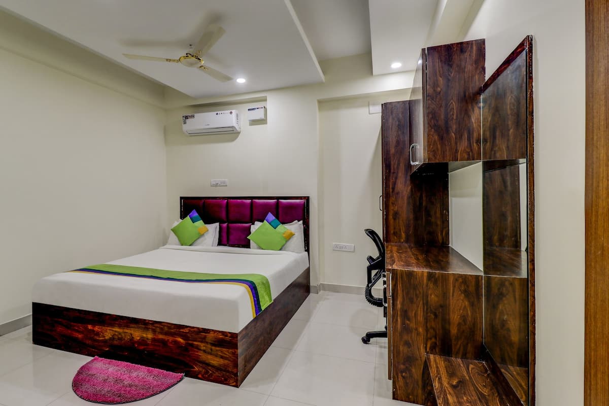 Deluxe Room | Desk, iron/ironing board, free WiFi, bed sheets