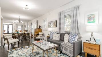 Smart TV, chimenea y estéreo