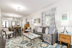 Smart TV, fireplace, stereo