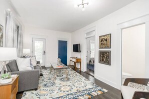 Smart TV, fireplace, stereo - Modern 5BR/5BA | Close to Art museum | Plaza (KCMO)