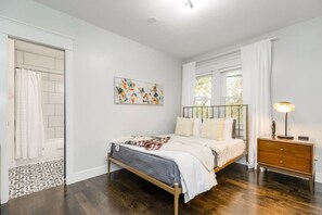5 slaapkamers, een bureau, een strijkplank/strijkijzer, reisbedje