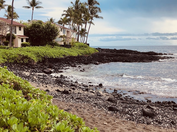 Una spiaggia nelle vicinanze, lettini da mare, teli da spiaggia