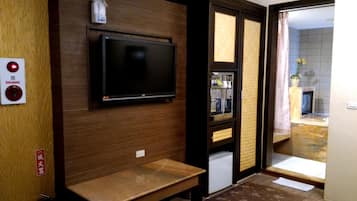 Premium bedding, blackout drapes, free WiFi, bed sheets