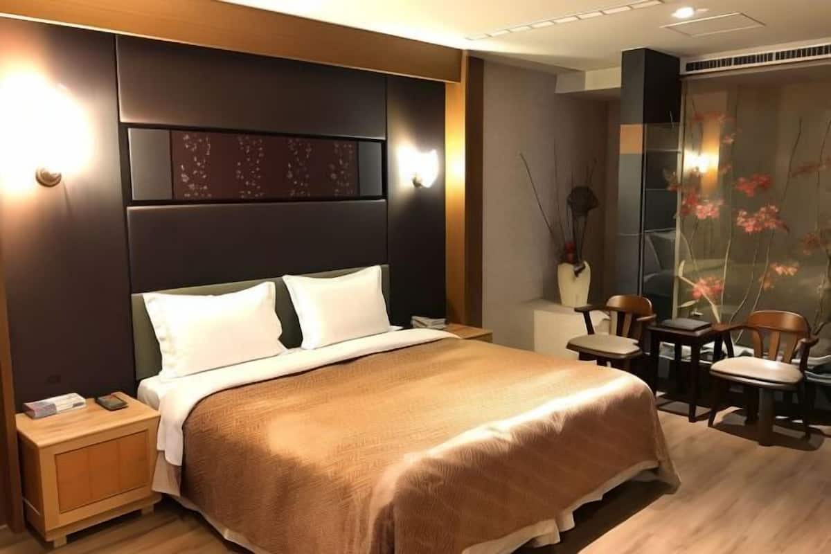 Premium bedding, blackout drapes, free WiFi, bed sheets