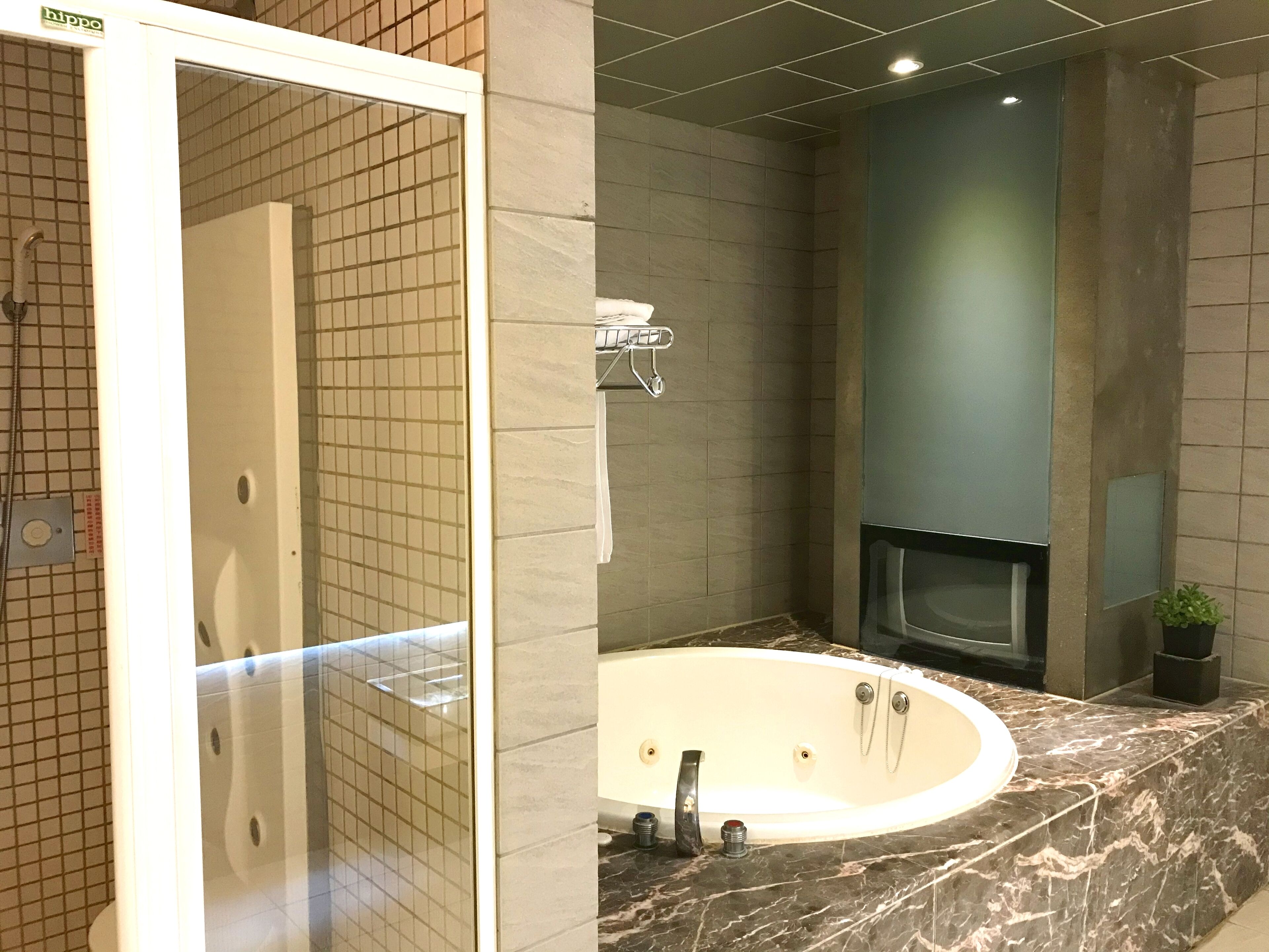 Doppia Comfort, 1 letto queen | Bagno | Vasca e doccia separate, vasca idromassaggio, doccia idromassaggio