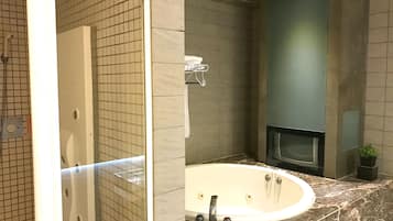 Comfort Double Room, 1 Queen Bed | Bathroom | Separate tub and shower, jetted tub, hydromassage showerhead