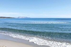 Nær stranden og strandhåndklær