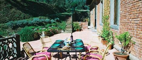 屋外ダイニングエリア