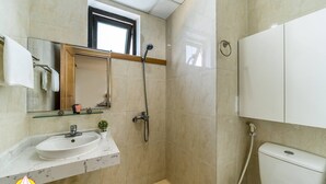 Combined shower/bathtub, hair dryer, towels, soap - OCEAN VIEW APARTMENT- 34floor - 2Bedrooms (Da Nang)