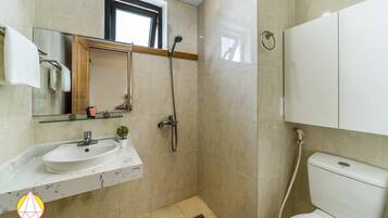 Ducha y bañera combinadas, secador de pelo, toallas y jabón