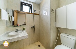 Ducha y bañera combinadas, secador de pelo, toallas y jabón