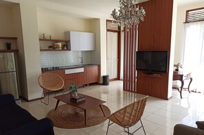 Habitación ejecutiva, 3 habitaciones, vista a la alberca | Área de sala de estar | Televisión LCD y tenis de mesa 