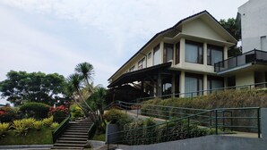 Um edifício de vários andares com escadaria coberta e varanda.