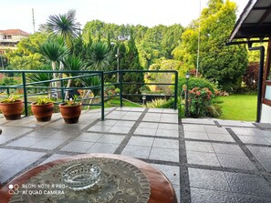 Habitación ejecutiva, 3 habitaciones, vista a la alberca | Terraza o patio