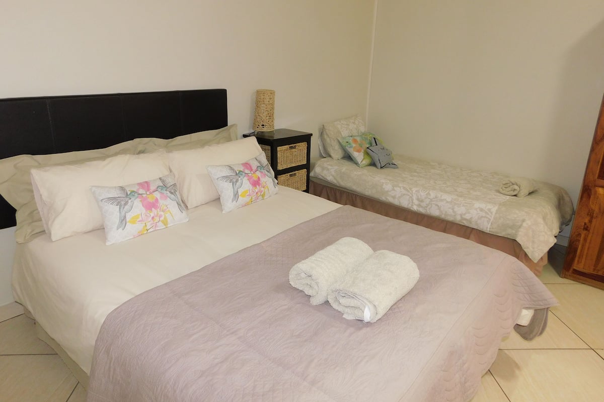 Kamar Triple Comfort | Meja kerja dan didekorasi berbeda-beda