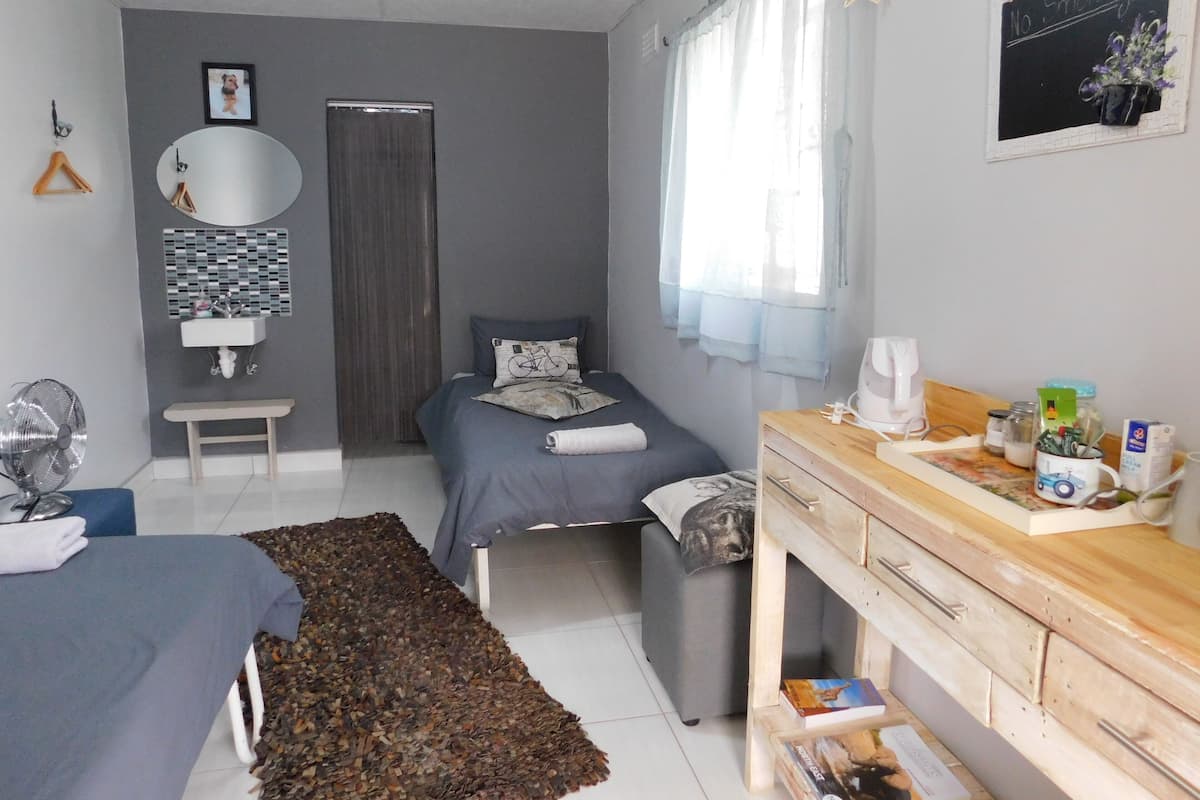 Kamar Twin Standar | Meja kerja dan didekorasi berbeda-beda