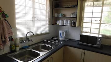 Comfort Cottage, 2 Bedrooms | Private kitchenette | Fridge, microwave, electric kettle, cookware/dishes/utensils
