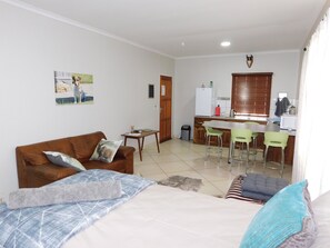 Tomannsrom – comfort | Individuelt dekorert, individuelt innredet, skrivebord og sengetøy