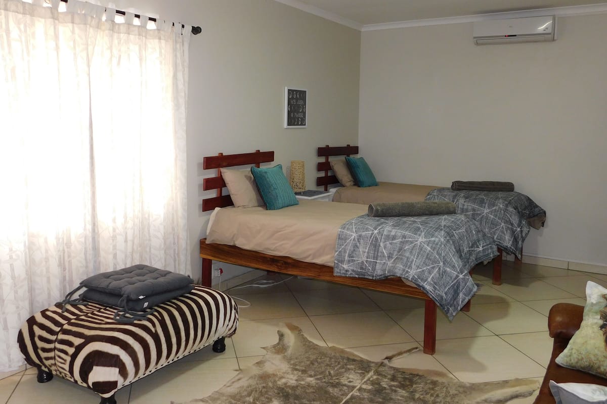 Kamar Twin Comfort | Meja kerja dan didekorasi berbeda-beda