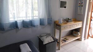 Standard-Zweibettzimmer | Eigene Kochnische | Kühlschrank, Mikrowelle, Wasserkocher, Kochgeschirr/Geschirr/Besteck