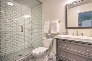 Ilmaiset hygieniatuotteet, hiustenkuivaaja, pyyhkeet