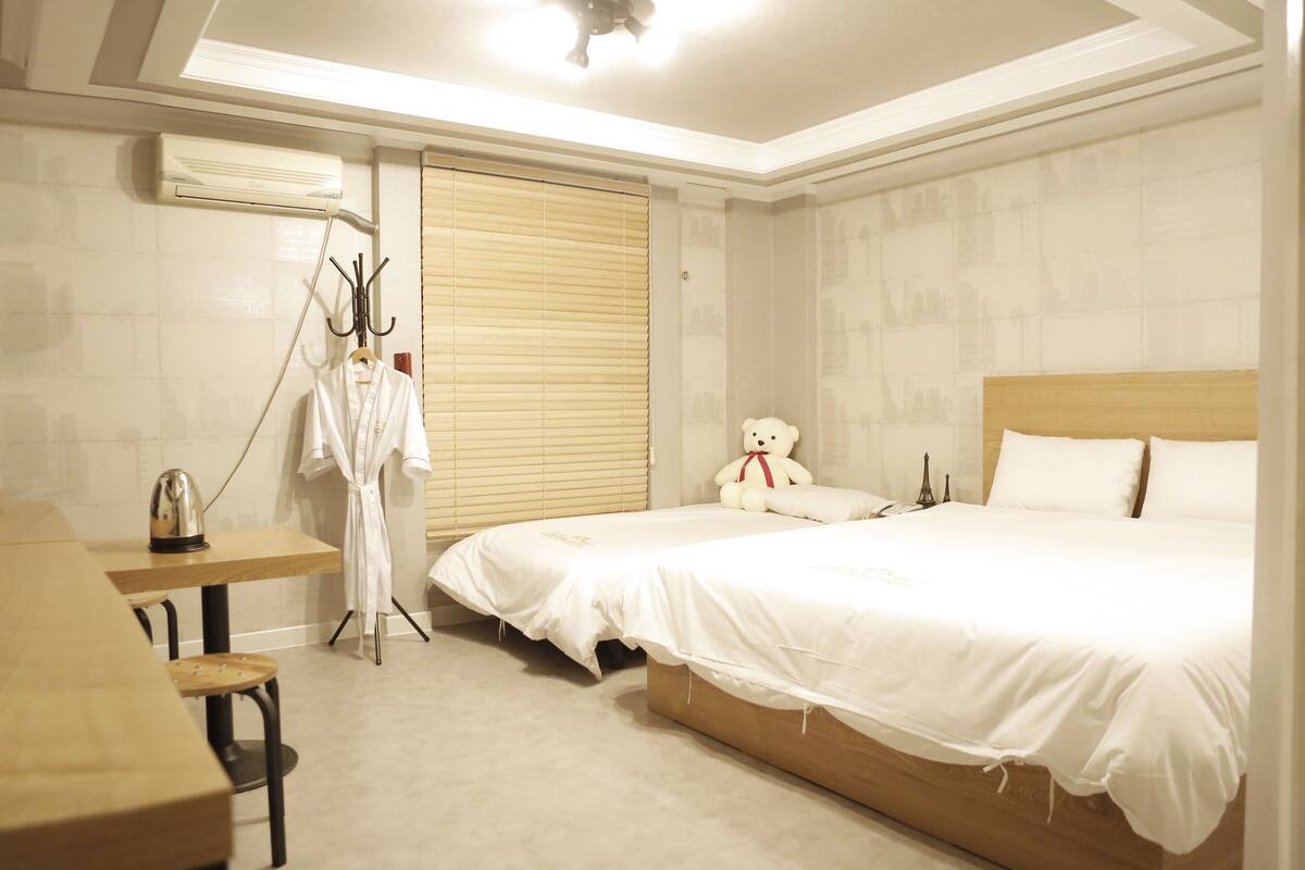 Standard Room | Desk, blackout curtains, free WiFi, bed sheets