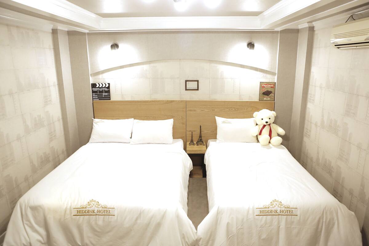 Executive Room | Desk, blackout curtains, free WiFi, bed sheets