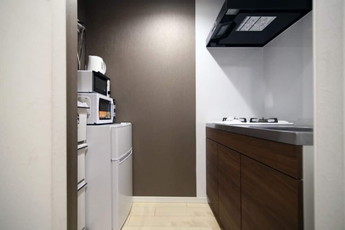 Kamer (Family, KO201) | Privékitchenette | Een koelkast, een magnetron, een kookplaat, een waterkoker