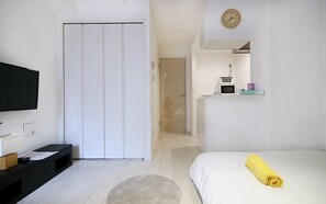 Kamar Quadruple Deluks (KO102) | Kedap suara, setrika/meja setrika, dan Wi-Fi gratis