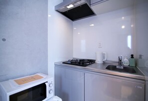 Kamar Double (KO403) | Dapur pribadi | Lemari es, microwave, kompor, dan ketel listrik