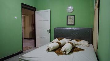 House, 4 Bedrooms | 4 bedrooms, iron/ironing board, rollaway beds, bed sheets