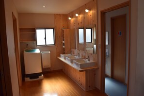 Pantuflas, toallas, jabón, shampoo