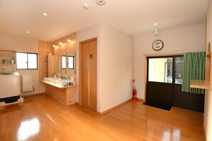 Slippers, towels, soap, shampoo - Minshuku Nishidomari (Tsushima)