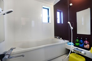 Pantoufles, serviettes fournies, savon, shampooing